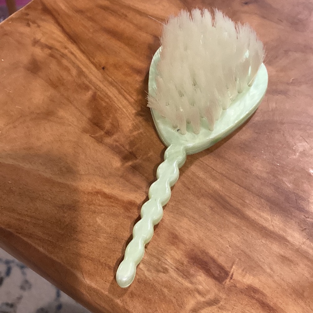 Vintage 1950s swirled hand painted lucite Green Handheld baby brush. So sweet. - Picture 6 of 7